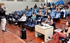 A enfermeira Cristina Trezza abordou a importância da equipe multidisciplinar nos cuidados paliativos. Foto   Ascom Sesau