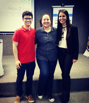 Professora Juliana Marques (á direita) e seus orientandos Leonardo Brandão e Ana Beatriz Nobre (Foto-Arquivo Pessoal)