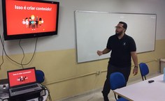 A relações públicas da Apala, Lilia Ferreira, conversa com estudantes sobre o trabalho desenvolvido na organização