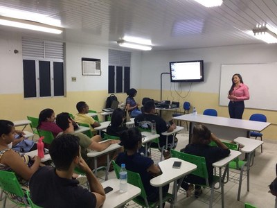 A relações públicas da Apala, Lilia Ferreira, conversa com estudantes sobre o trabalho desenvolvido na organização