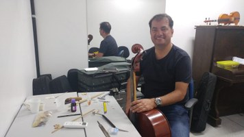 Músico radicado em Paris faz manutenção em instrumentos da Camerata Acadêmica