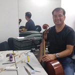 Músico radicado em Paris faz manutenção em instrumentos da Camerata Acadêmica