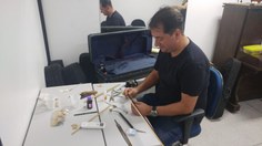 Henry improvisou um pequeno ateliê na ETA para realizar o trabalho