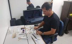 Henry improvisou um pequeno ateliê na ETA para realizar o trabalho