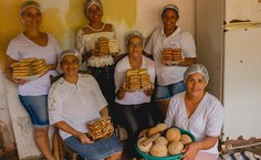 Mulheres da Associação das Cocadeiras em produção das cocadas.  (Foto - Thomaz Japiassú).jpg