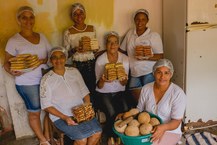 Mulheres da Associação das Cocadeiras em produção das cocadas.  (Foto - Thomaz Japiassú).jpg