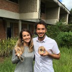 Professora Mariana Hennes e  Jeroan Herculano depois da apresentação do TCC na última segunda-feira (28).jpg