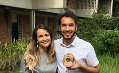 Professora Mariana Hennes e  Jeroan Herculano depois da apresentação do TCC na última segunda-feira (28).jpg