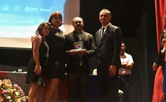 Familiares do professor Luís Carlos de Deus recebem a homenagem.JPG