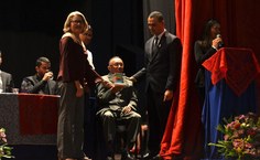 Professor Zezito Guedes recebe a homenagem das mãos da professora Gorete Amorim e do vice-reitor José Vieira.jpg