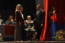 Professor Zezito Guedes recebe a homenagem das mãos da professora Gorete Amorim e do vice-reitor José Vieira.jpg