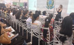 Jovens interessados nas novidades tecnológicas