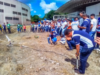 Alunos acompanharam o lançamento do foguete