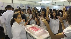 A graduanda Daniele Stefani, do curso de Química, da Ufal Campus Arapiraca, orientando os participantes