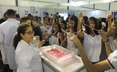 A graduanda Daniele Stefani, do curso de Química, da Ufal Campus Arapiraca, orientando os participantes