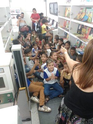 Crianças se divertem ouvindo contos na Biblioteca Volante da Semed (Fotos: Assessoria do Espaço Saber)