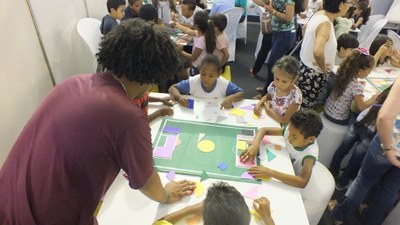 Jovens e crianças aprendem Geometria brincando  (Foto: Thalis Firmino)