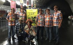 João Gomes de Sá (de joelhos) e a banda alagoana Fulô da Chica Boa, em evento promovido por ele no Memorial da América Latina, em São Paulo.jpg