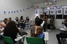 Visitantes participam da oficina de cordel