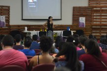 Público assiste à mesa-redonda com professora Liliana Parra Valencia