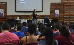 Público assiste à mesa-redonda com professora Liliana Parra Valencia