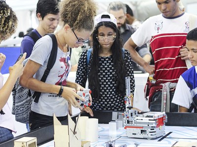 Visitantes têm a oportunidade de manipular robôs no estande do Senai. Foto: Thamires Ribeiro