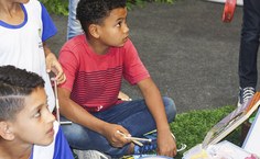 Crianças podem brincar e interagir com brinquedos disponibilizados no estande da Semed.JPG