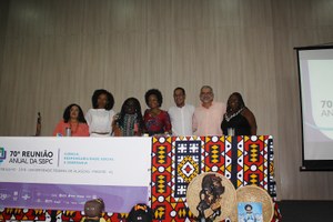 Grande público participa de mesa-redonda sobre literatura africana e afro-brasileira