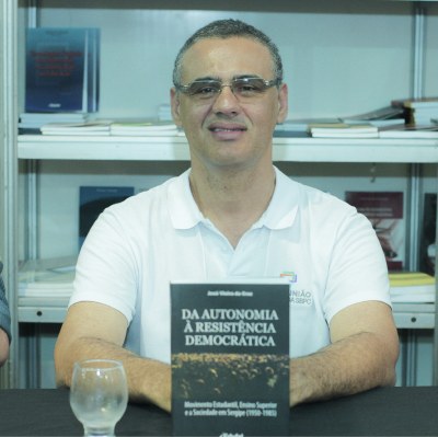 O vice-reitor da Ufal, José Vieira Cruz, no lançamento de seu livro. Foto: Manuel Henrique