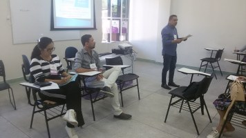 Mesa-redonda debate graduação, pós e ensino de base