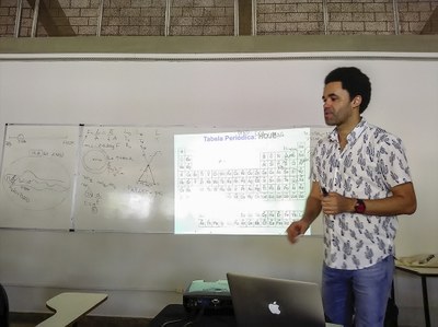 Alan Alves em minicurso sobre astrofísica