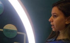 Monitora Fernanda Soares explicando o espaço aos alunos