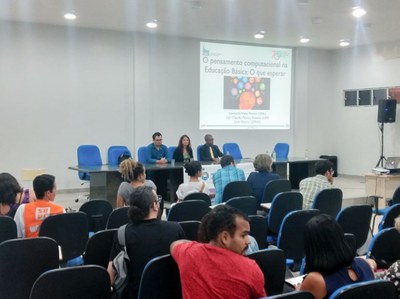 Mesa-redonda discute inclusão da informática na grade curricular da rede pública. Foto: Esmerino de Lima