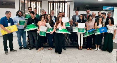 Presidente do CNPq com os ganhadores dos prêmios. Foto:r Kerolaine Costa