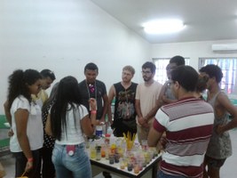 Pintura artesanal chama a atenção de visitantes na SBPC Jovem