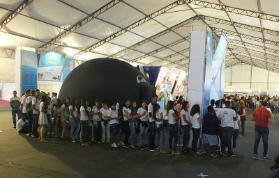 Alunos e visitantes aguardando para visitação no Planetário