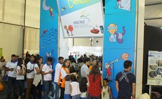 Alunos e visitantes aguardando para visitação no Planetário