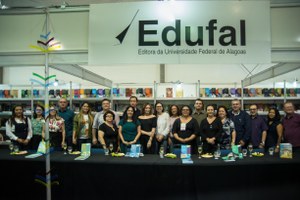 Primeira tarde de lançamentos lota espaço Edufal na tenda da ExpoT&C/SBPC