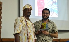 Professor Saulo  Luters entrega homenagem a Pai Alex