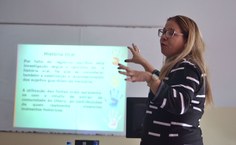 Professora Valéria Campos apresentando os resultados do projeto de extensão que coordena na Unidade de Penedo