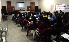 Público assiste à conferência com o psicólogo Bruno Simões