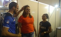 Higor Spineli, doutorando em Ciências da Saúde (Ufal), calculando Índice de Massa Corporal (IMC) da estudante Laís