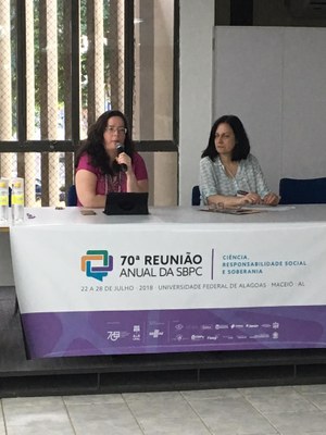 Maitê Fernandes, representante da Abrinq e a coordenadora da mesa, professora Roseli de Deus, da USP