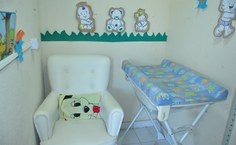 Cadeira de amamentação e trocador são alguns dos materiais do fraldário