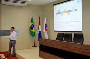 Graduando palestra em seminário sobre os 28 anos do ECA
