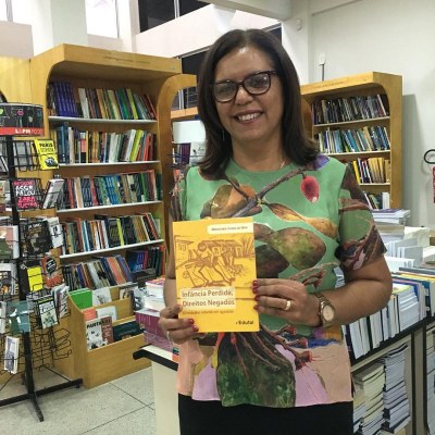 Autora Márcia Iara Costa da Silva com seu livro