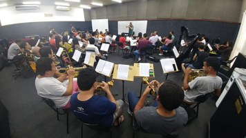 Maestro Almir Medeiros volta a comandar a Orquestra da Ufal