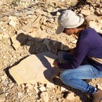 Júlia Vieira, do setor de Paleontologia