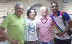 No centro da foto, a pró-reitora Joelma Albuquerque e o diretor do Museu, professor Acioli, com integrantes do Transart