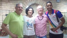 No centro da foto, a pró-reitora Joelma Albuquerque e o diretor do Museu, professor Acioli, com integrantes do Transart